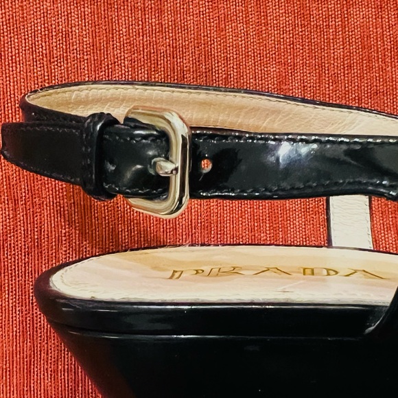 Wonderful Prada,patent leather peep toe wedge. Size 39/9. In very good condition - Picture 4 of 5
